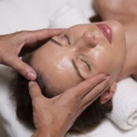 femme-detendue-se-masser-en-gros-plan